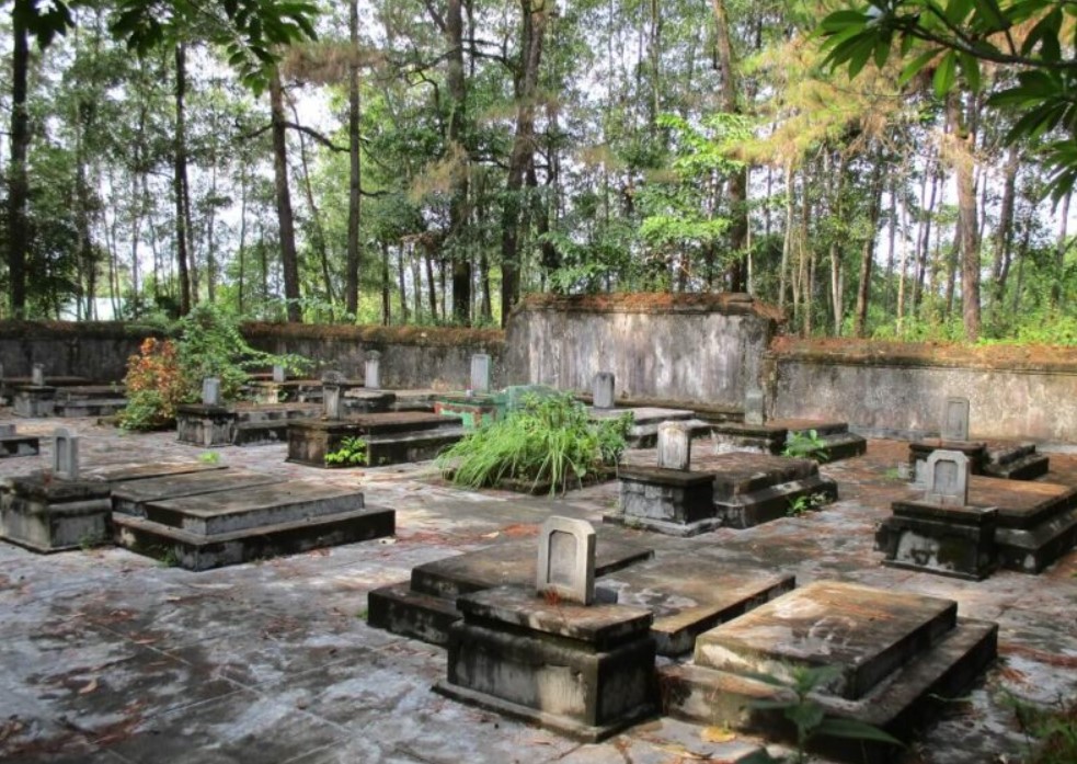 Nguyen Dynasty Eunuchs- Hue Top Tours